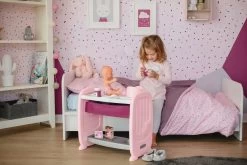 Kinderbettset Mit Wickeltisch Violette Baby Nurse 2in1 Smoby Mit Pinkelpuppe Und Mit Nachthemd Und Zwei Kleiderstücken -Spielzeugpuppen Geschäft 220353 i smoby postielka prebalovaci pult 7