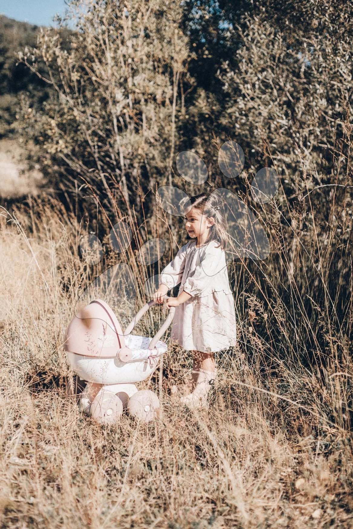 Set Spielhaus Für Die Puppe Large Doll's Play Center Natur D'Amour Baby Nurse Smoby Und Ein Kinderwagen Mit Einem Schlafsack Und Einer 32-cm-Puppe 220376-2 21 Set Spielhaus Für Die Puppe Large Doll's Play Center Natur D'Amour Baby Nurse Smoby Und Ein Kinderwagen Mit Einem Schlafsack Und Einer 32-cm-Puppe 220376-2 – Bild 19