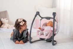 Set Esszimmerstuhl Mit Autositz Und Schaukel Powder Pink Maxi Cosi&Quinny Smoby Und Puppe Violette Baby Nurse -Spielzeugpuppen Geschäft 240235 e smoby 3kombinacia 3