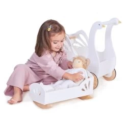 Wiege Aus Holz Schwan Sweet Dreams Dolly Bed Tender Leaf Toys Für Eine 36 Cm Große Puppe Mit Textilkissen Und Bettdecke TL8106 -Spielzeugpuppen Geschäft tl8106 d tender leaf postielka