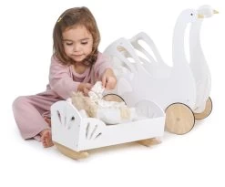 Wiege Aus Holz Schwan Sweet Dreams Dolly Bed Tender Leaf Toys Für Eine 36 Cm Große Puppe Mit Textilkissen Und Bettdecke TL8106 -Spielzeugpuppen Geschäft tl8106 e tender leaf postielka